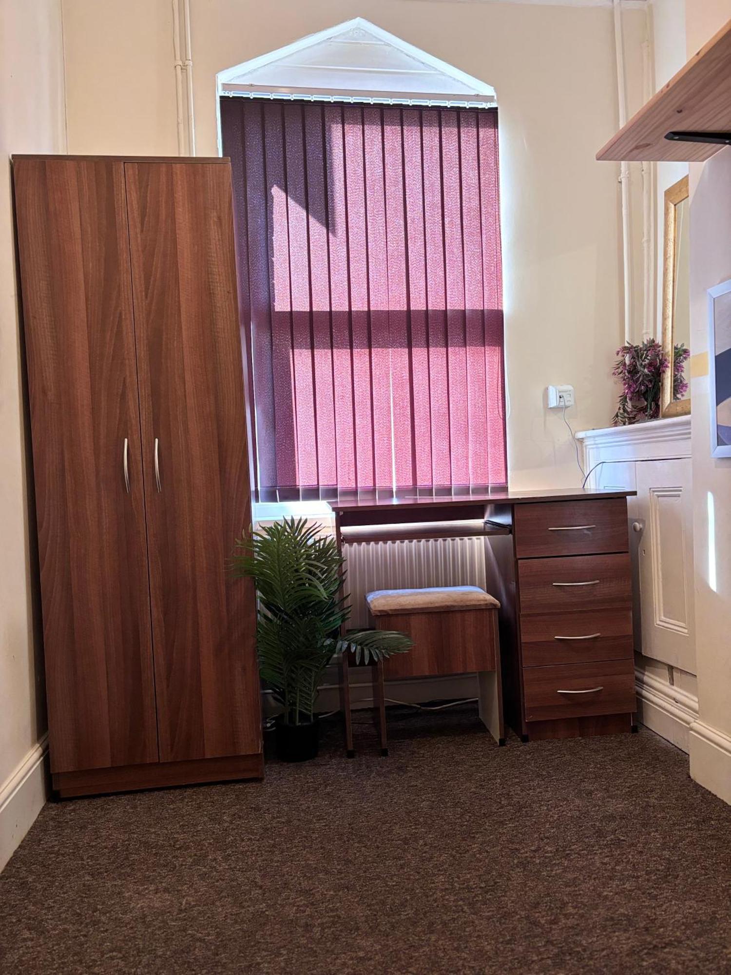 Lovely Room Within 5 Mins Walk To Stoke Train Station With Double And Single Room Exterior foto